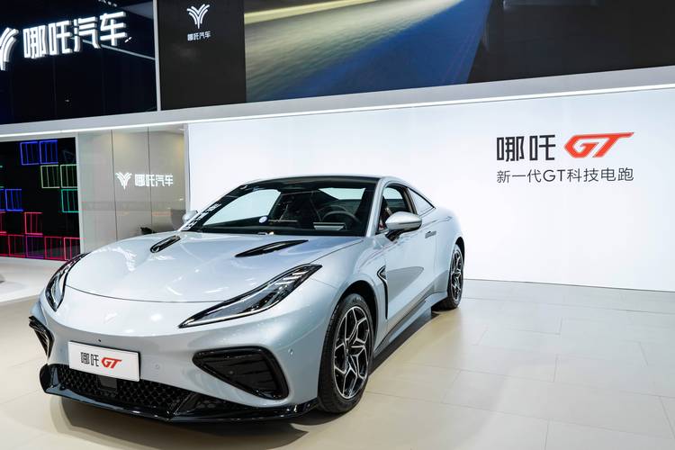 成都72哪吒汽车在智能汽车领域的表现，领途汽车在新能源汽车市场中的影响力